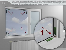 Sabit camın takılması için önce orta kayıt bağlantı takozu bulunan köşenin (metal ve camın teması engellemek için) yatay ve düşeyine, sonra karşı köşelerinin (camın dengeli olması için) yatay ve düşeyine kalın cam takozları silikonla yapıştırılır.